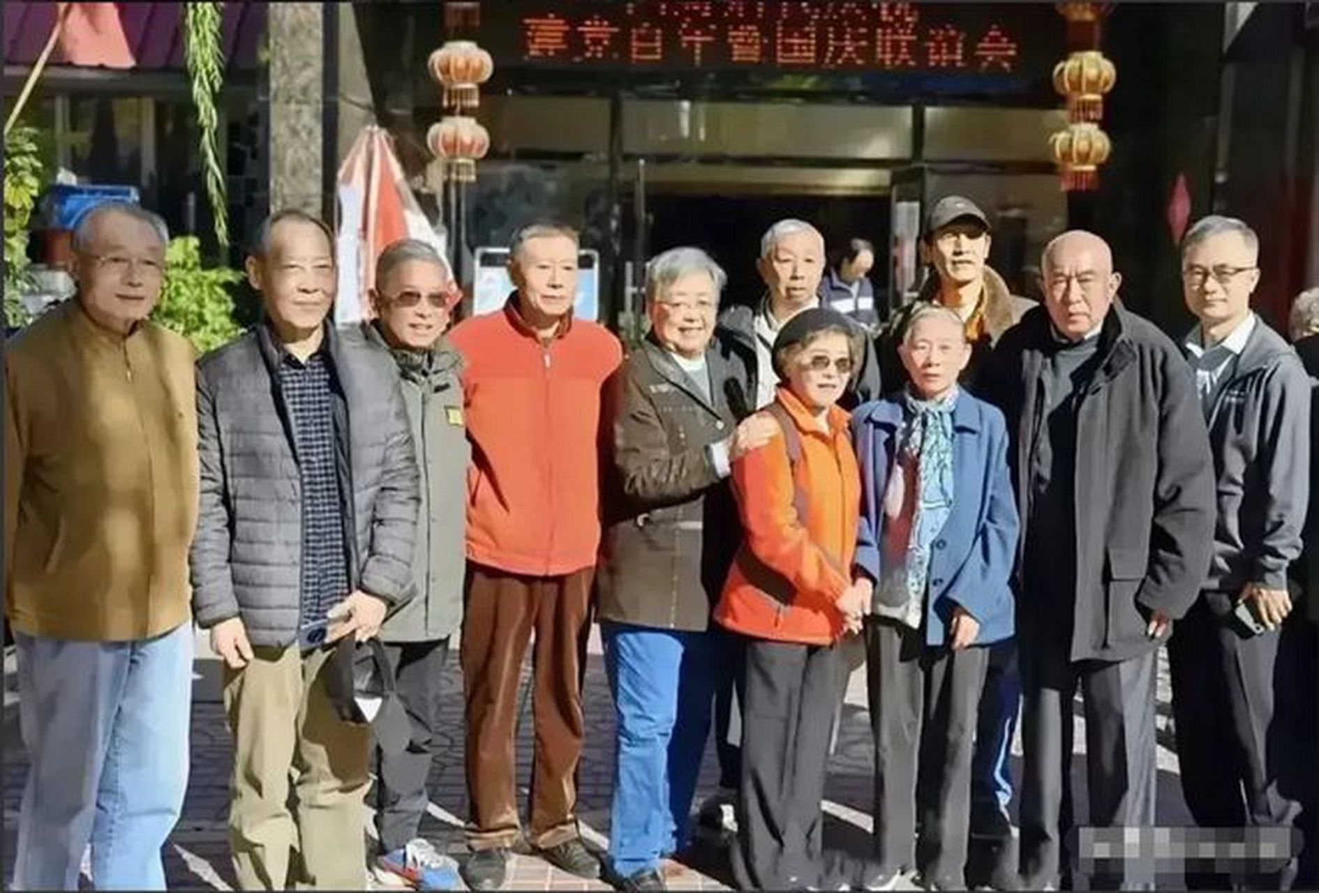 这次活动让人们见到了白发苍苍的林豆豆,她的着装十分朴素,也拄着拐杖