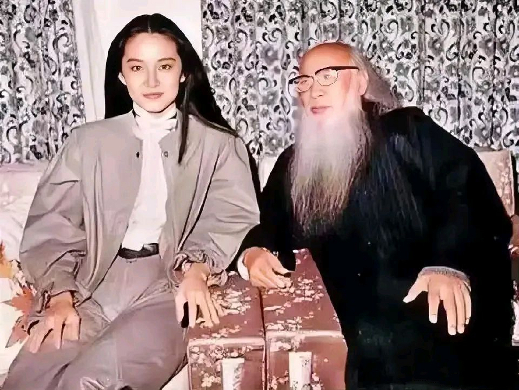 张大千与林青霞的一张珍贵合影,当时的林青霞年轻漂亮,张大千已年过