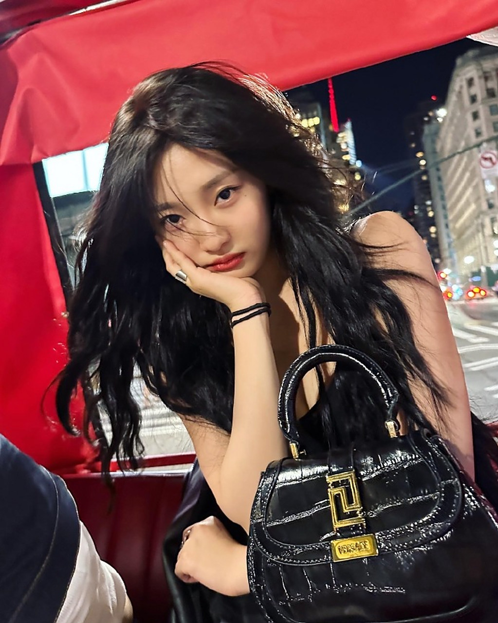 星闻#  宁艺卓酷酷的写真, 风格一变,别说,还挺好看的!