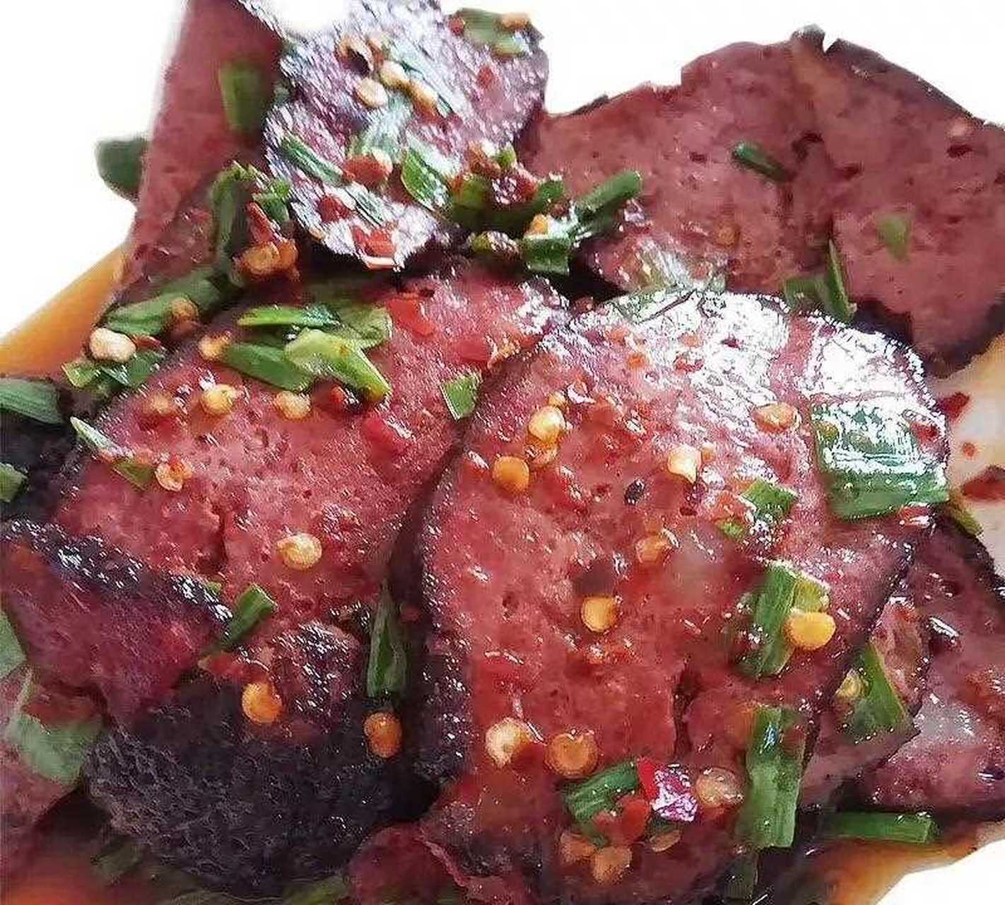 血粑,也叫猪血圆子,因为是圆的,由豆腐,剁碎的肉末加上猪血特制而成