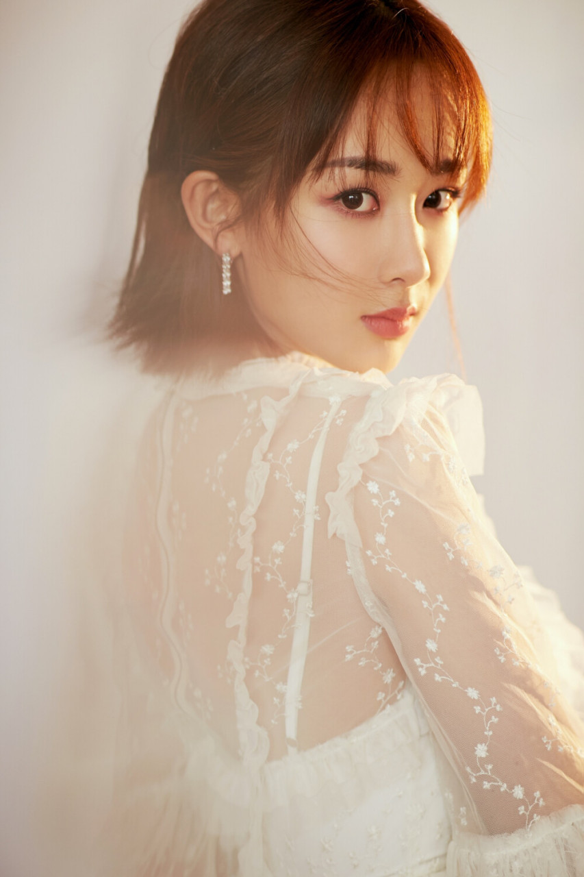 杨紫一袭蕾丝边裙子装扮,化着精致的妆容,清新时尚,唯美优雅,明媚动人