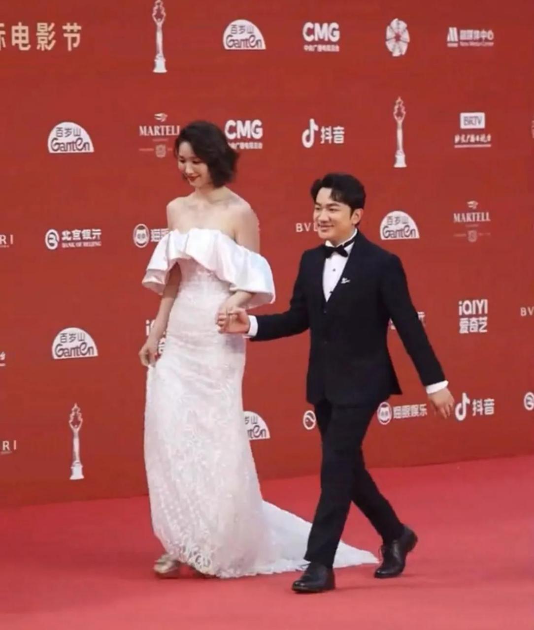 8月12日,王祖蓝脚穿平底鞋,带着老婆李亚男走红毯.