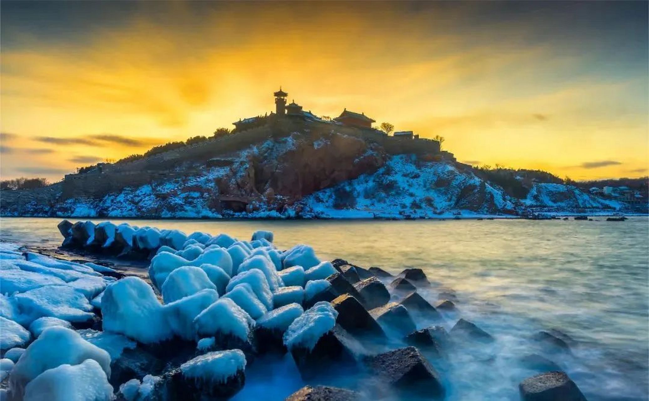 冬日冰雪漫游季#  人间仙境烟台蓬莱阁,是我国四大名楼之一,位于山东