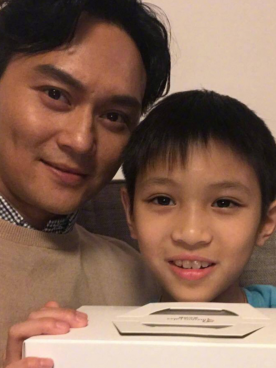 张智霖和袁咏仪儿子幼时照片曝光,小魔童太可爱啦!