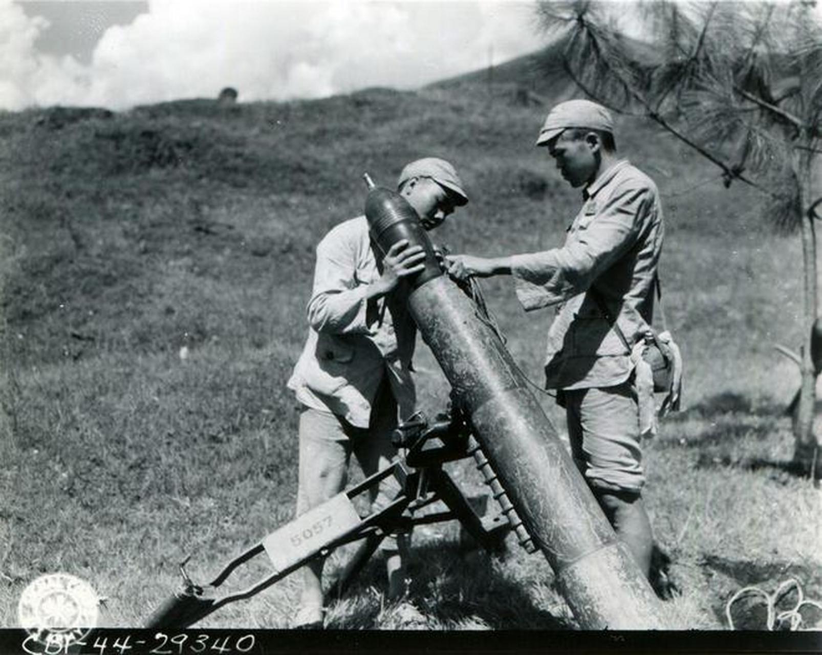 1944年8月3日,中国远征军第二十集团军的士兵们正在腾冲城对日军进行