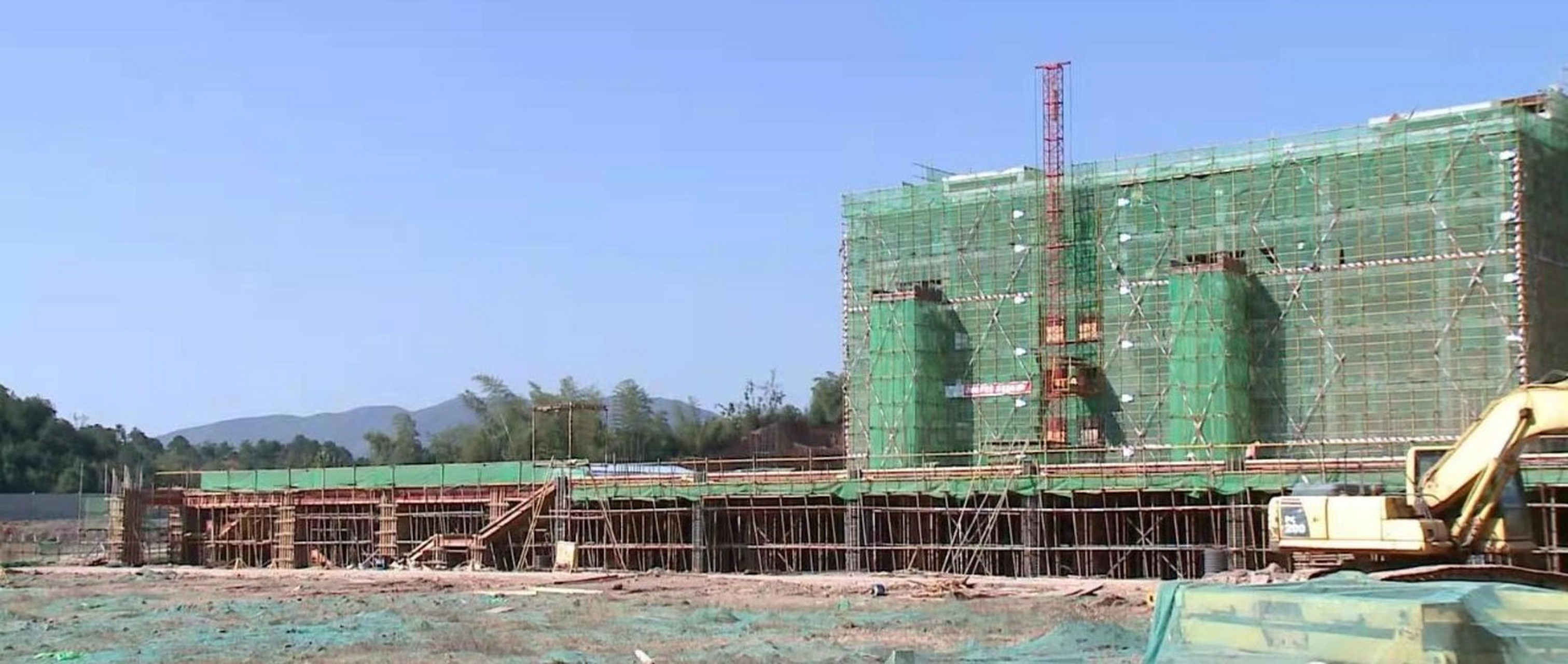 3月10日,在醴陵新三中(渌江新城学校)项目现场,已建好的楼房内,160多