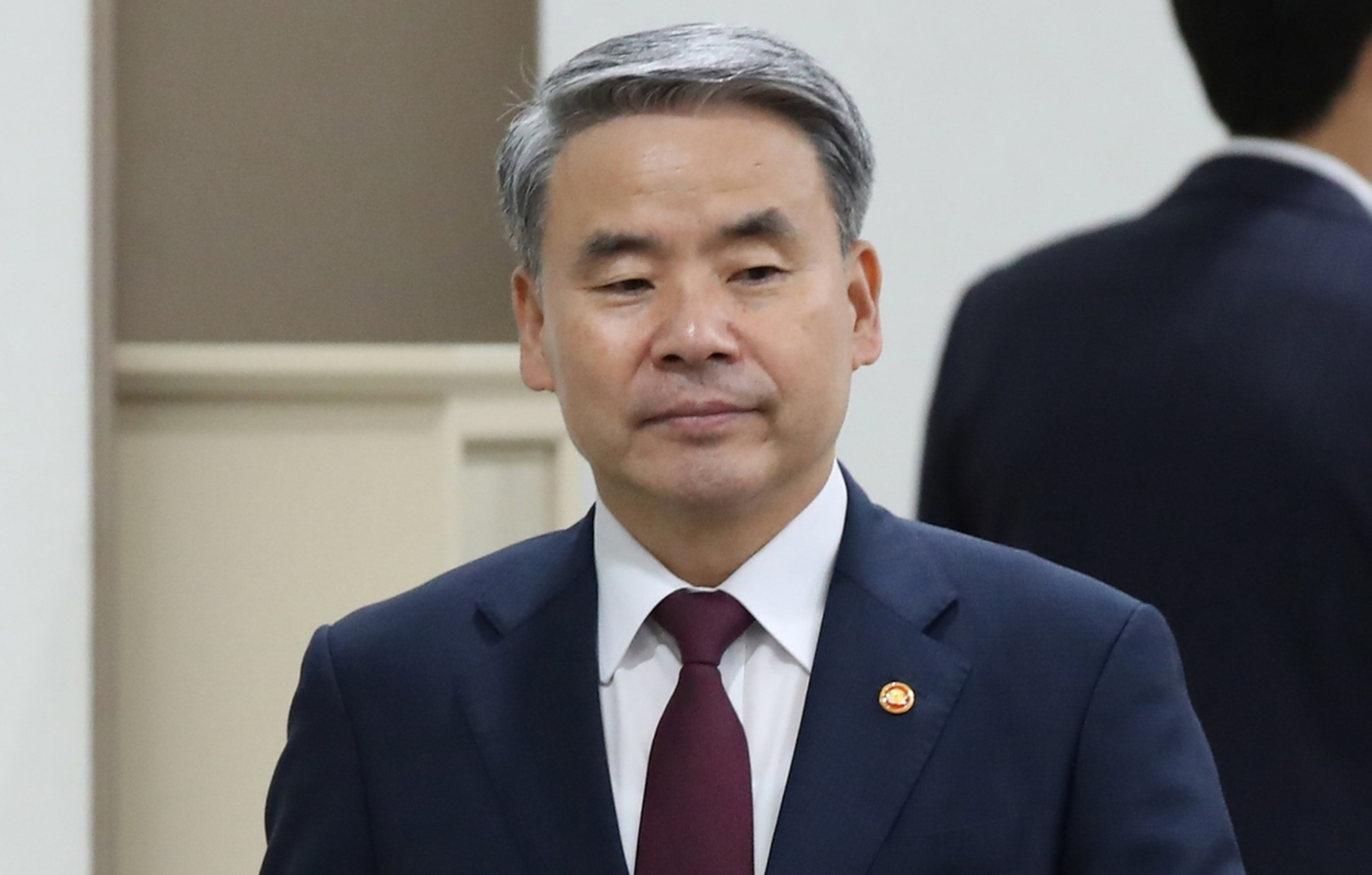 目前李钟燮面临来自在野党的强大压力.