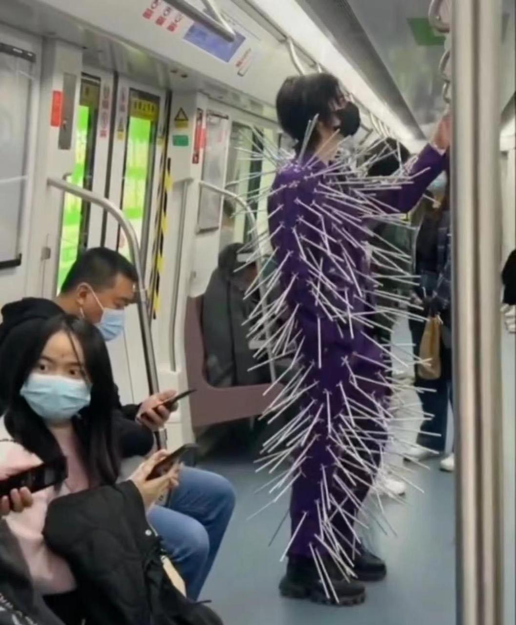 现如今,穿奇装异服的也真多,这种刺猬服还是第一次见