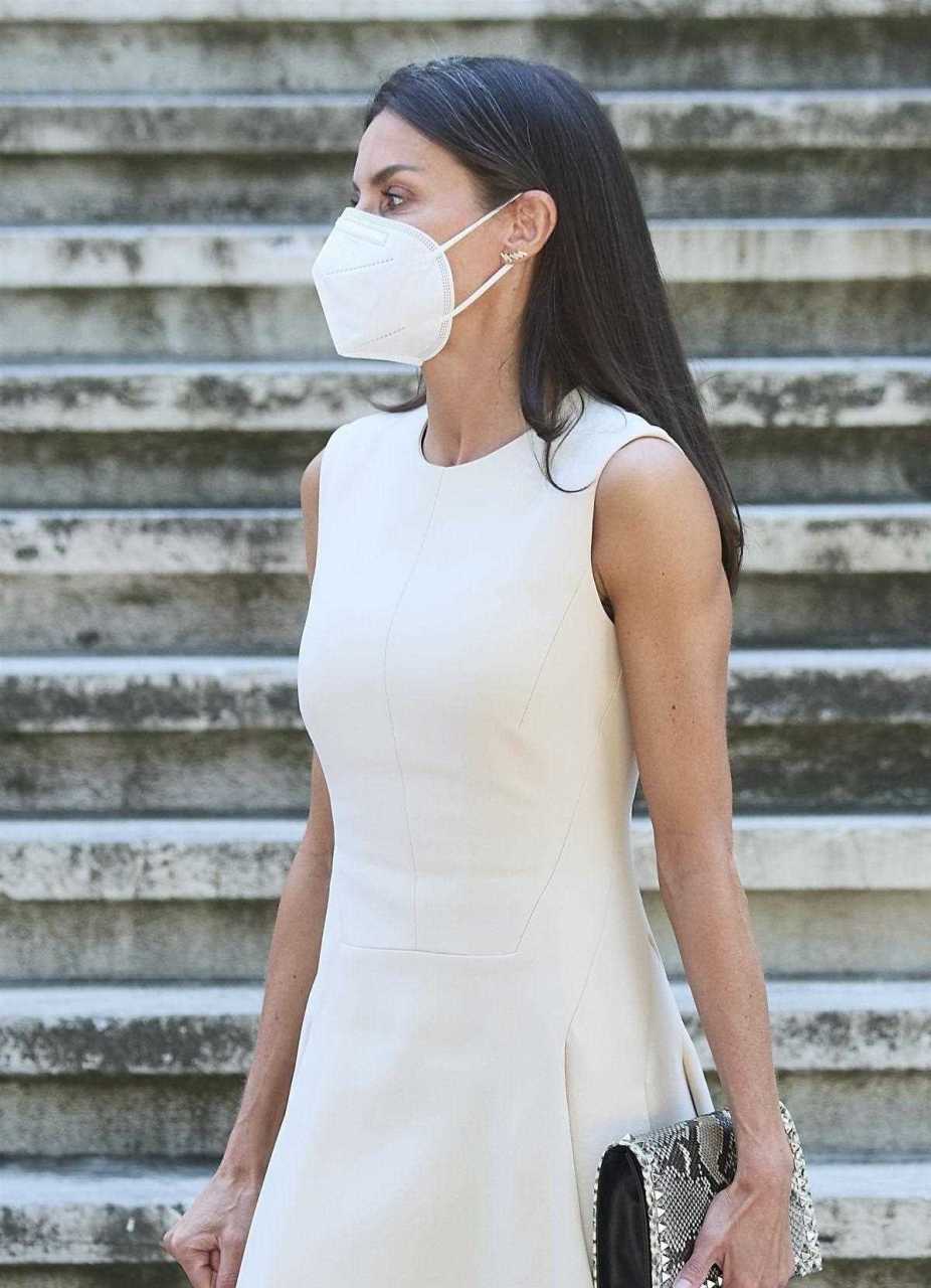 西班牙王后这件白色裙子真好看,优秀流畅的剪裁包裹着窈窕的身材,将