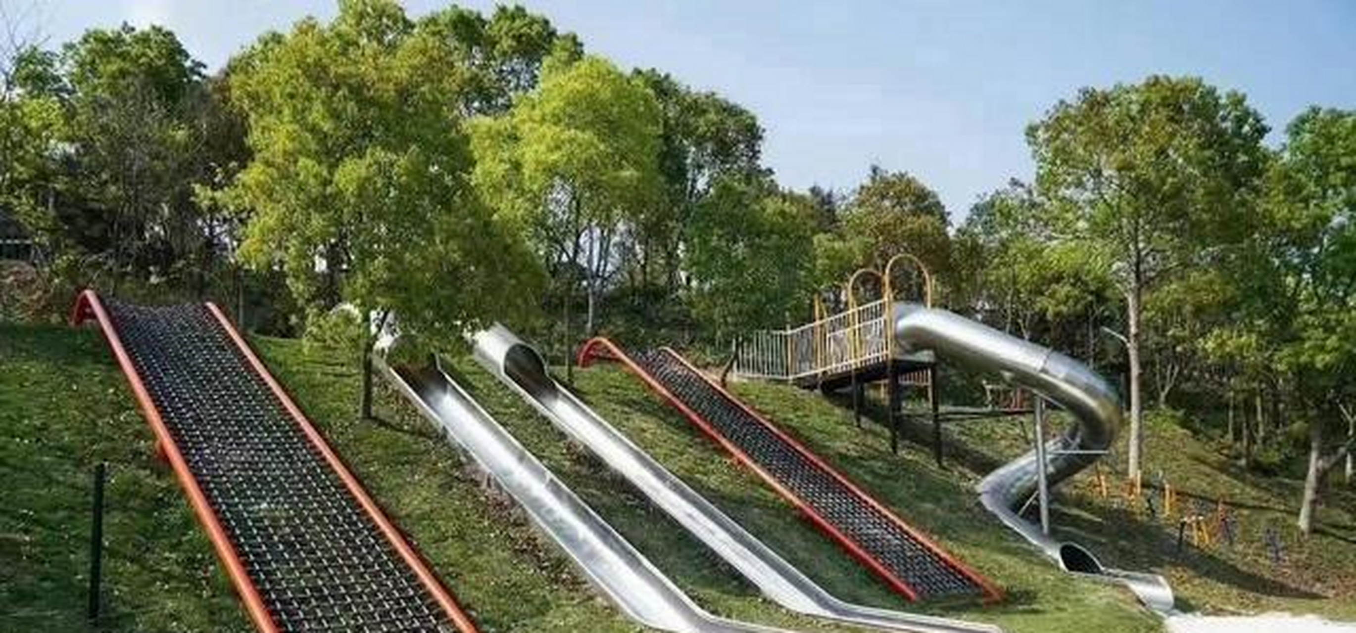 在选购不锈钢滑梯的时候,不仅要找好的厂家,而且这个厂家其实在游乐园