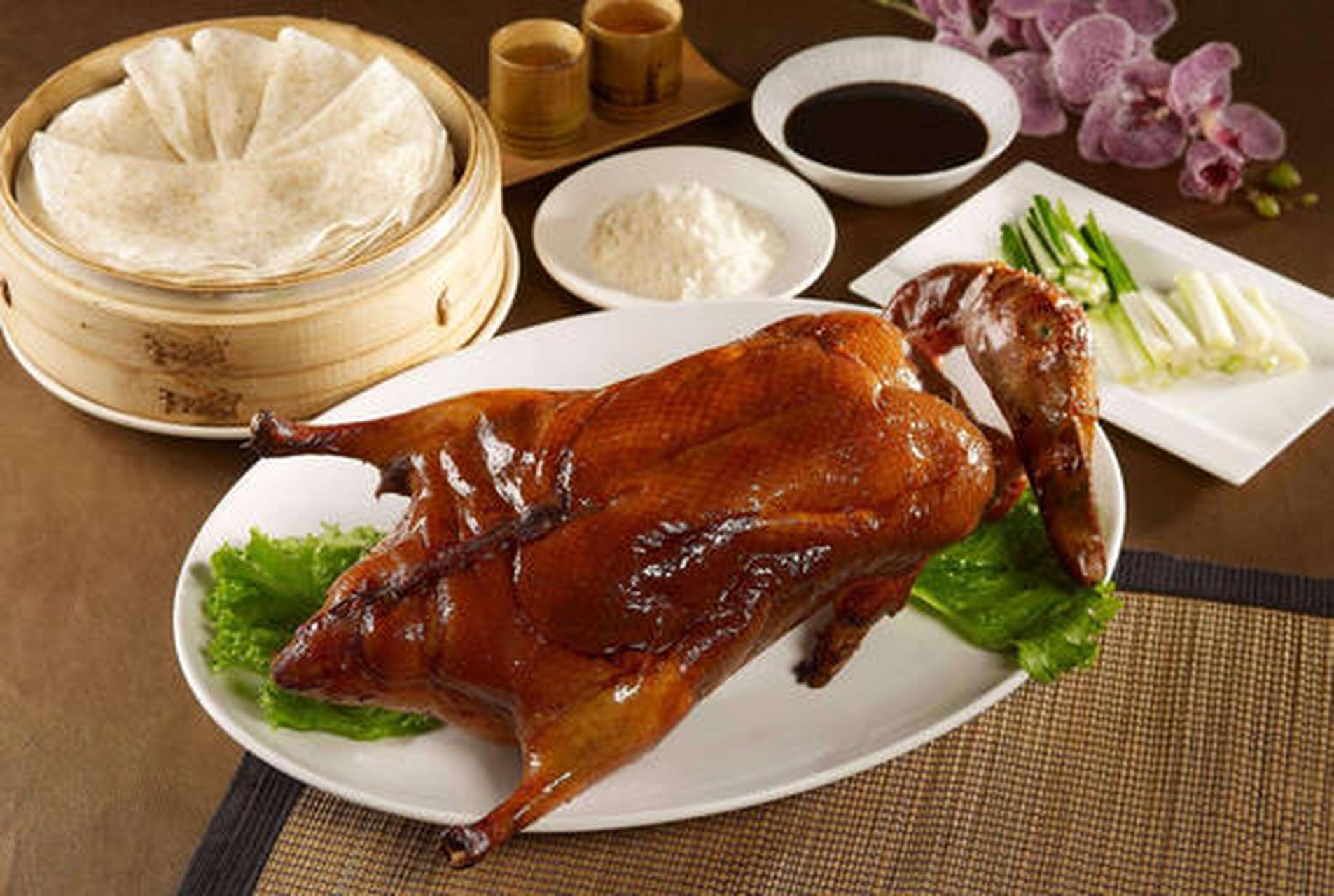 烤乳鸭,以前都是烤鸭配酱和葱丝,偶尔加些黄瓜条,自从被安利了蘸白糖