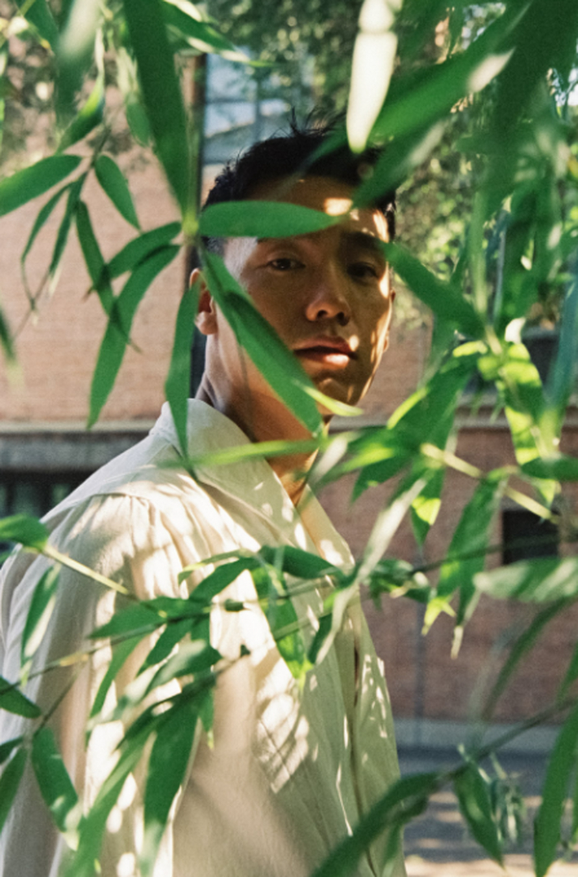 翟宇佳清爽阳光写真释出 白色衬衣定格光影瞬间