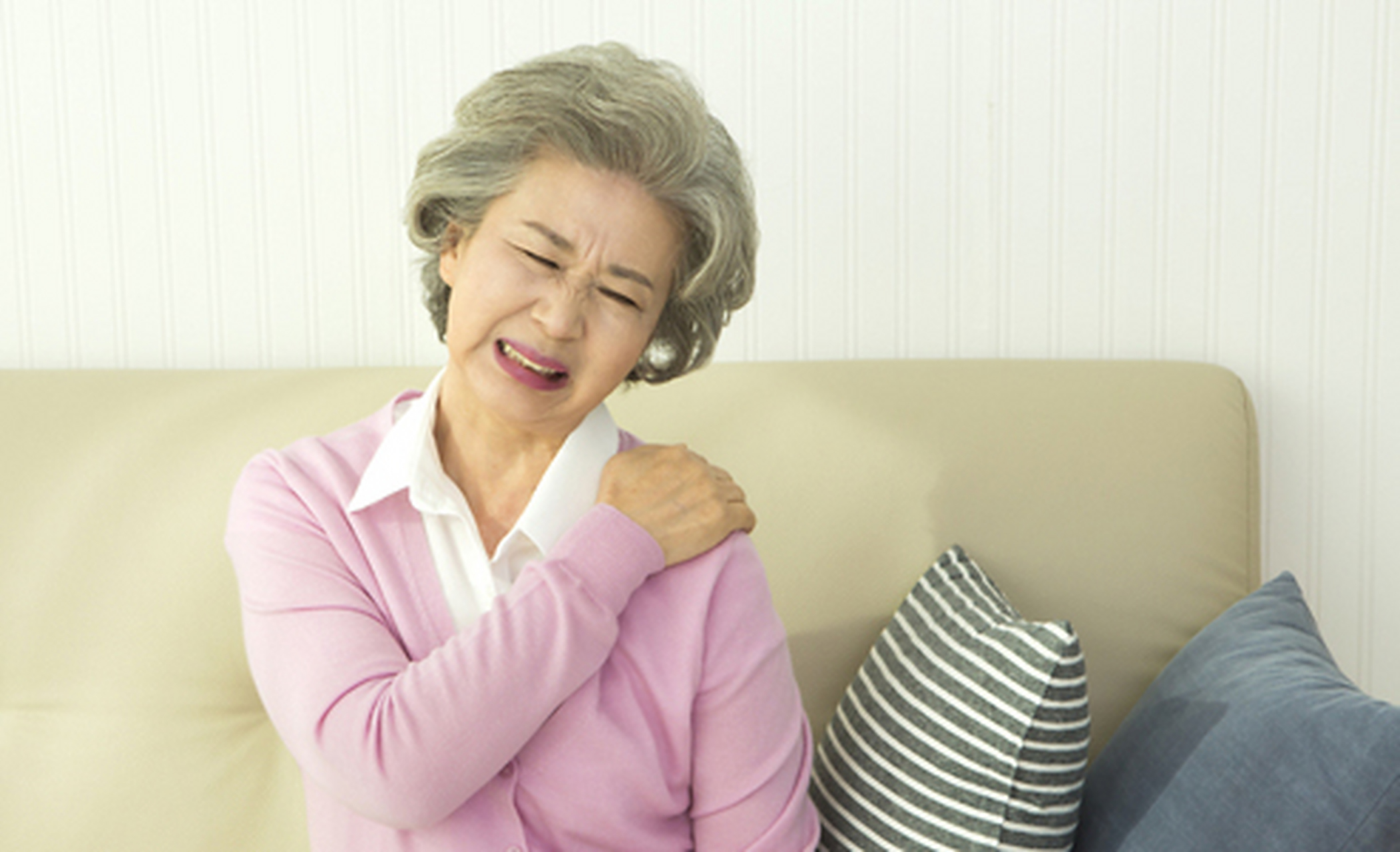 肩关节周围炎又称五十肩及冻结肩,简称肩周炎,是以肩关节疼痛和活动