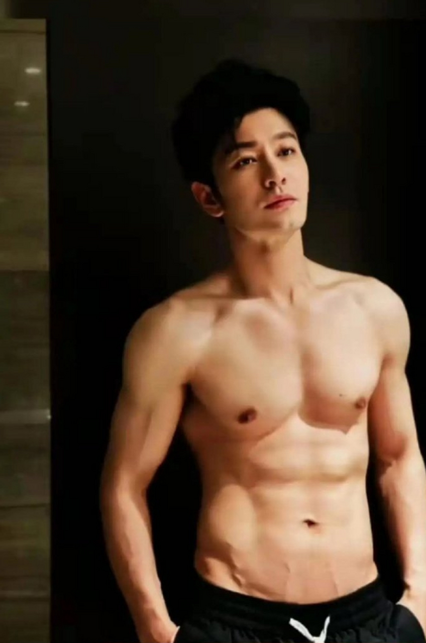 每日八卦播报# 黄晓明健身成功确实不错,这胸肌腹肌,太有型了.