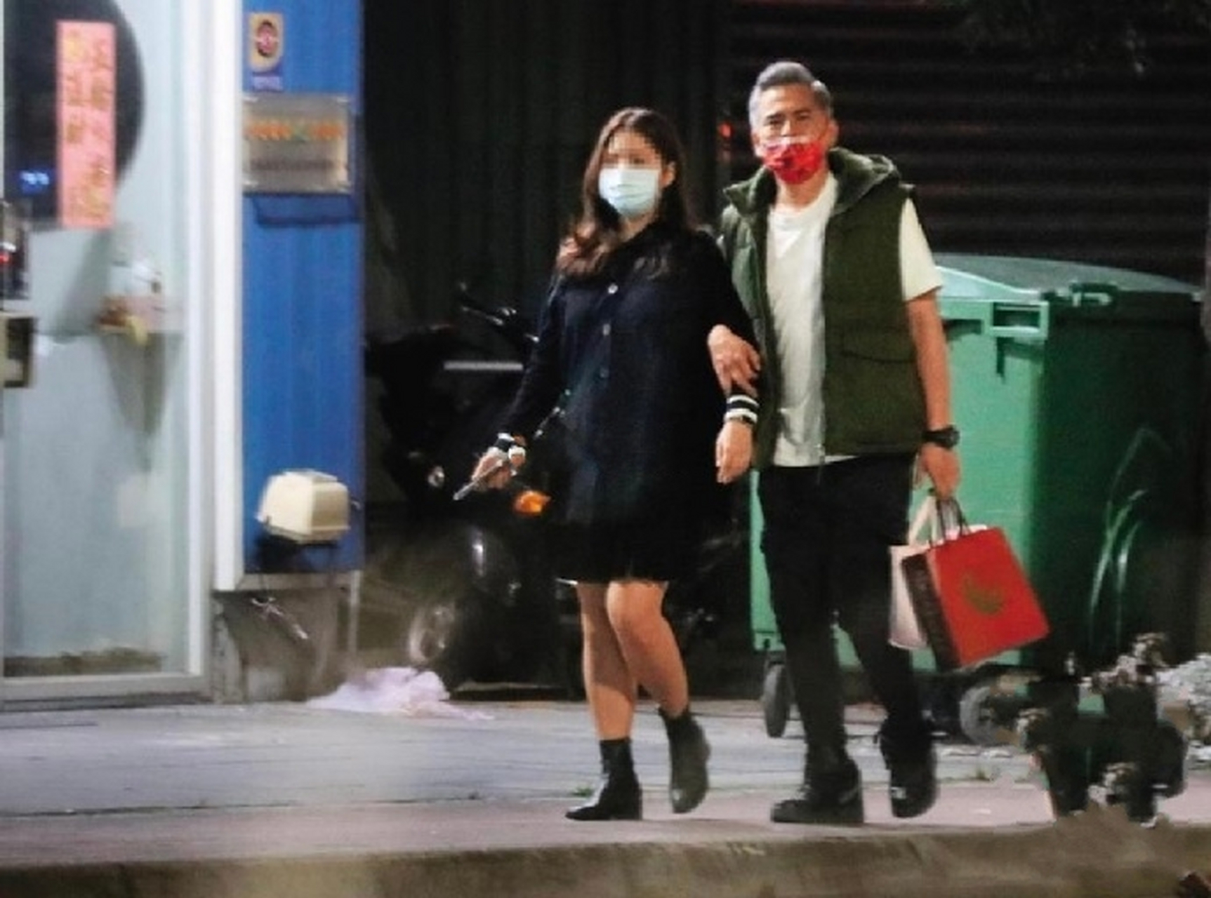 52岁马国贤和小20岁女友求婚成功