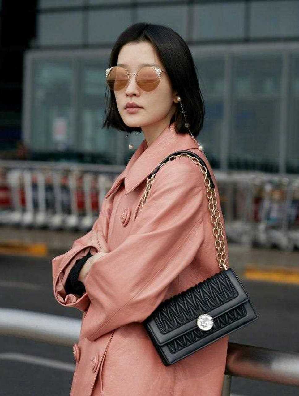 杜鹃"冰美人",留短发配太阳镜街拍太飒了,这身高让多少女生羡慕!