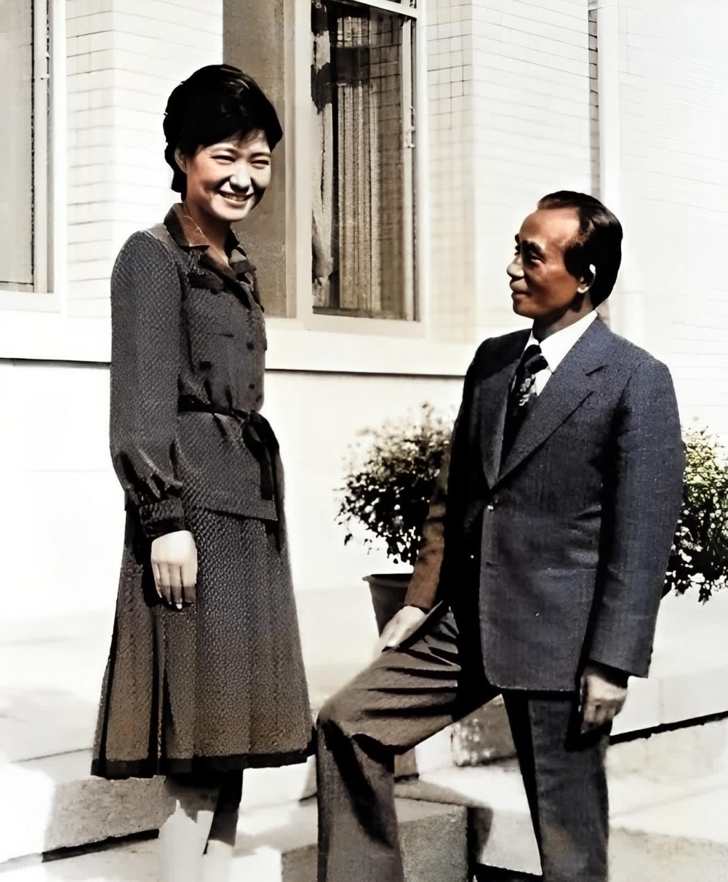 1978年,朴槿惠与父亲的珍贵合影!也因父亲身份在韩国引起关注!