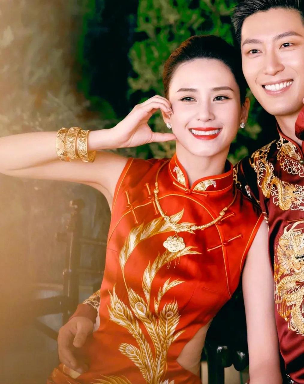 何超莲在婚礼上戴的周大福金饰,目测加起来重量得有500g吧,按照金价