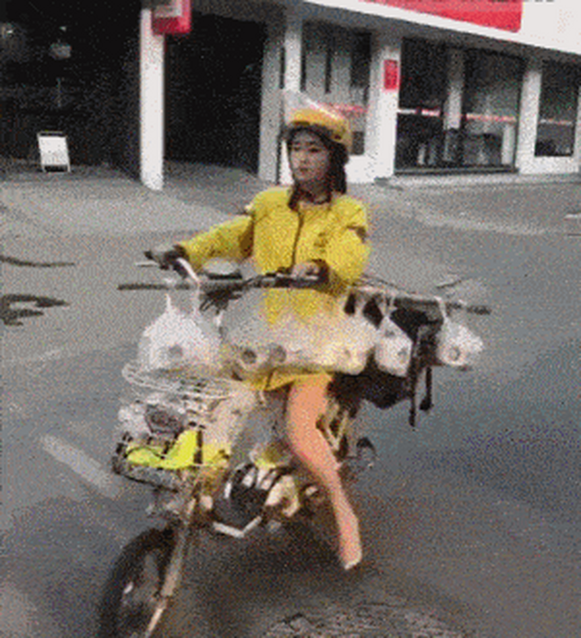 搞笑gif动图:第一张 送外卖的妹子,还是很强悍的