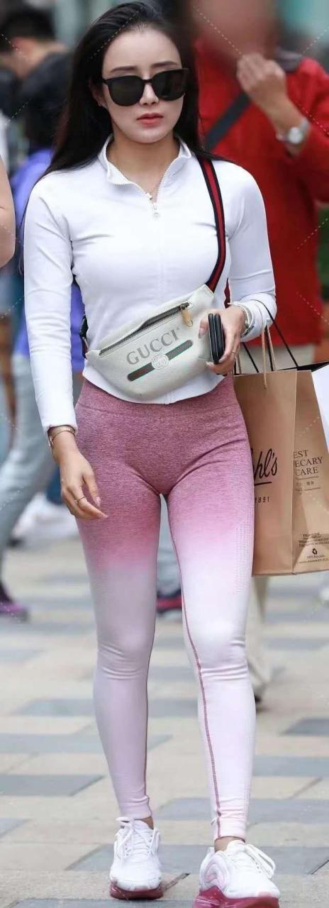 街拍:渐变色无痕裤,时髦又抢眼