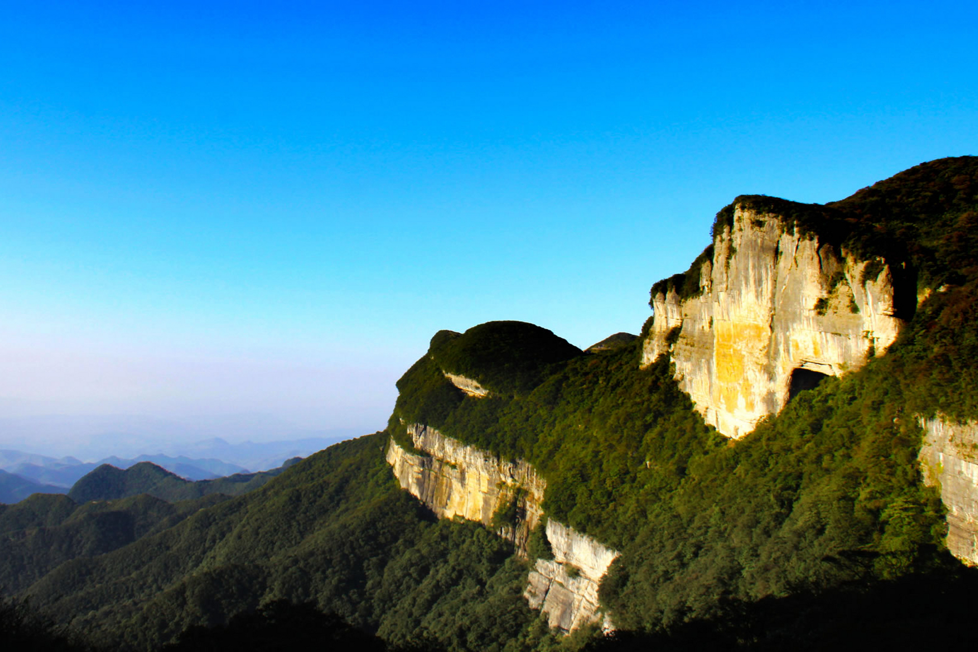 重庆的金佛山,是九递山大娄山脉主峰!它的最高峰风吹岭海拔高达2238.