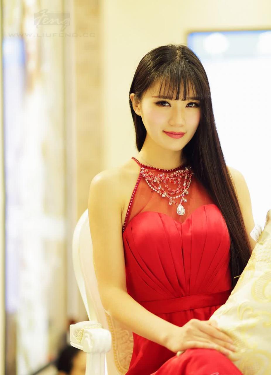 穿挂脖抹胸红纱裙的美女气度不凡,她的眼神真销魂