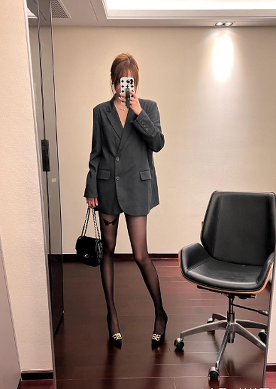 蝴蝶黑丝,好细的腿加丝袜呀