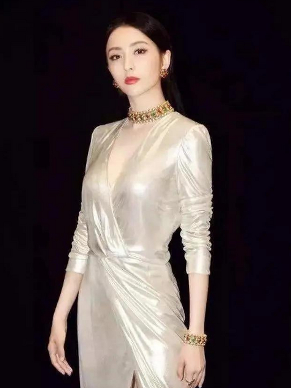 佟丽娅太丰腴了吧!身量苗条,凹凸有致,性感妩媚,撩人心扉!