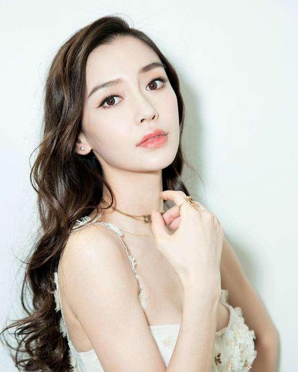 angelababy室内抽烟#  baby室内吸烟可能不对,但也可能太过于压抑