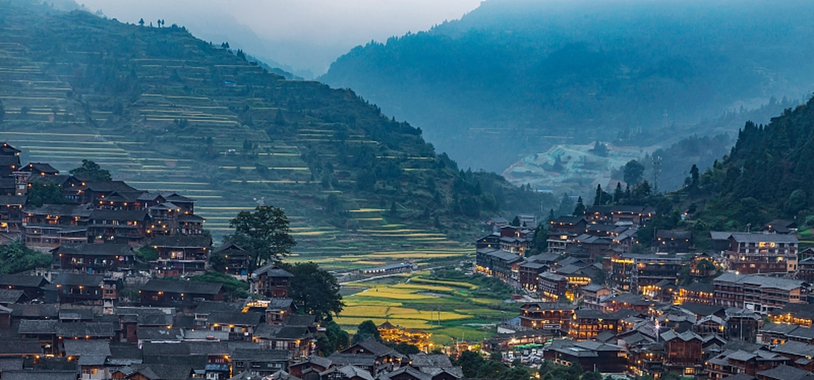 朗德苗寨的蜡染工艺很出名,寨子里面有很多的蜡染制品,例如桌布,床单