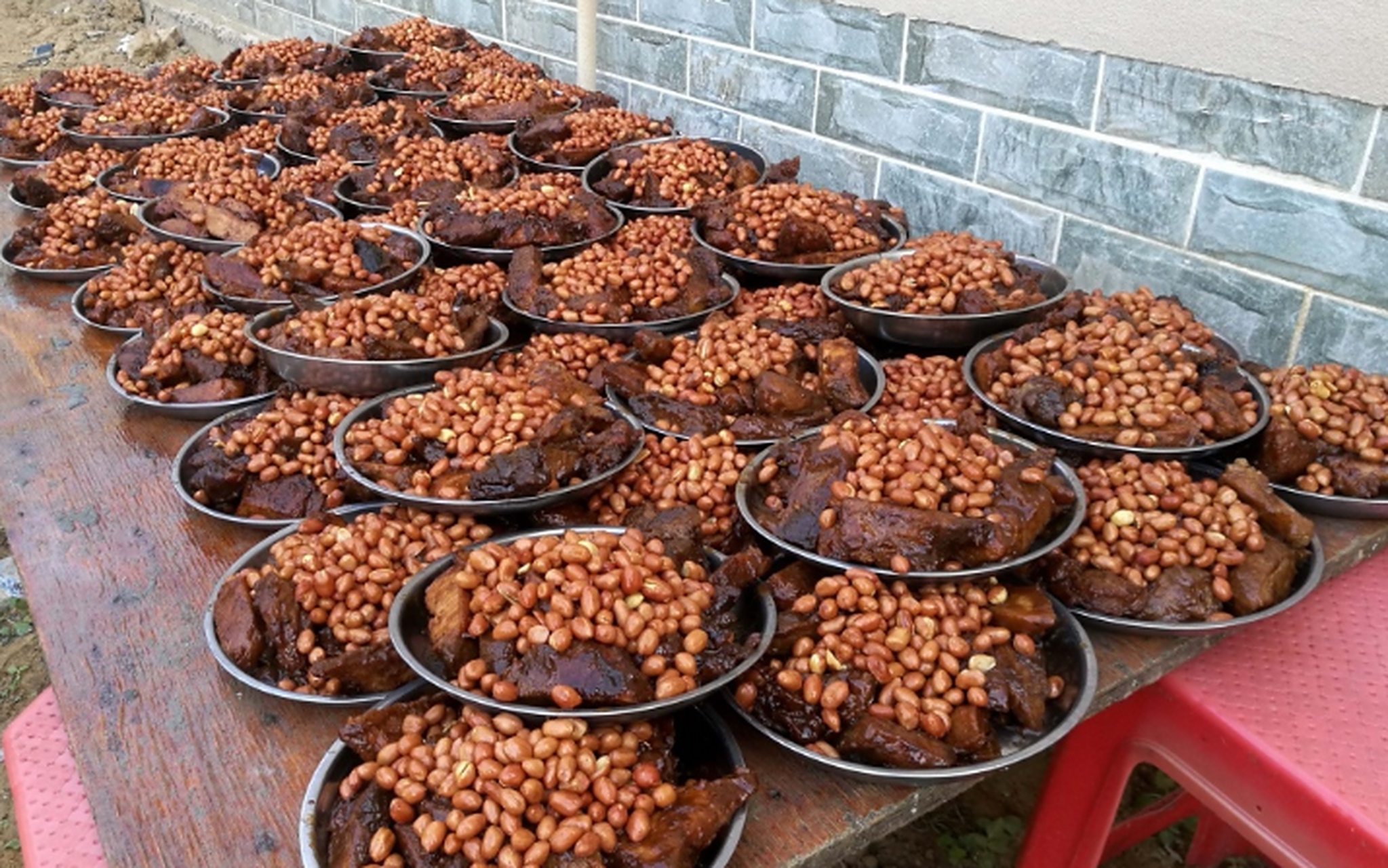 山东济南,农村一土豪结婚,大摆酒席100桌,茅台酒,中华烟,场面十分豪气