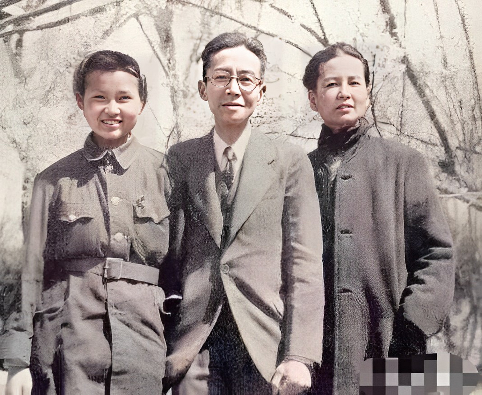 1947年,在颐和园,林徽因与18岁的女儿·梁再冰合影.