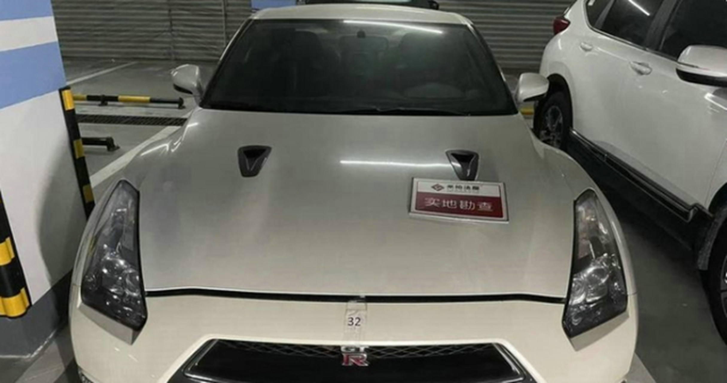 这个挂有黑l00000车牌的宾利添越,是一辆价值500万的汽车,之所以比