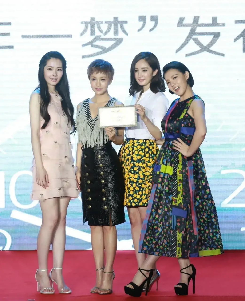 郭碧婷和杨幂同台  还是郭碧婷更加惊艳大气,她比杨幂好看太多了!