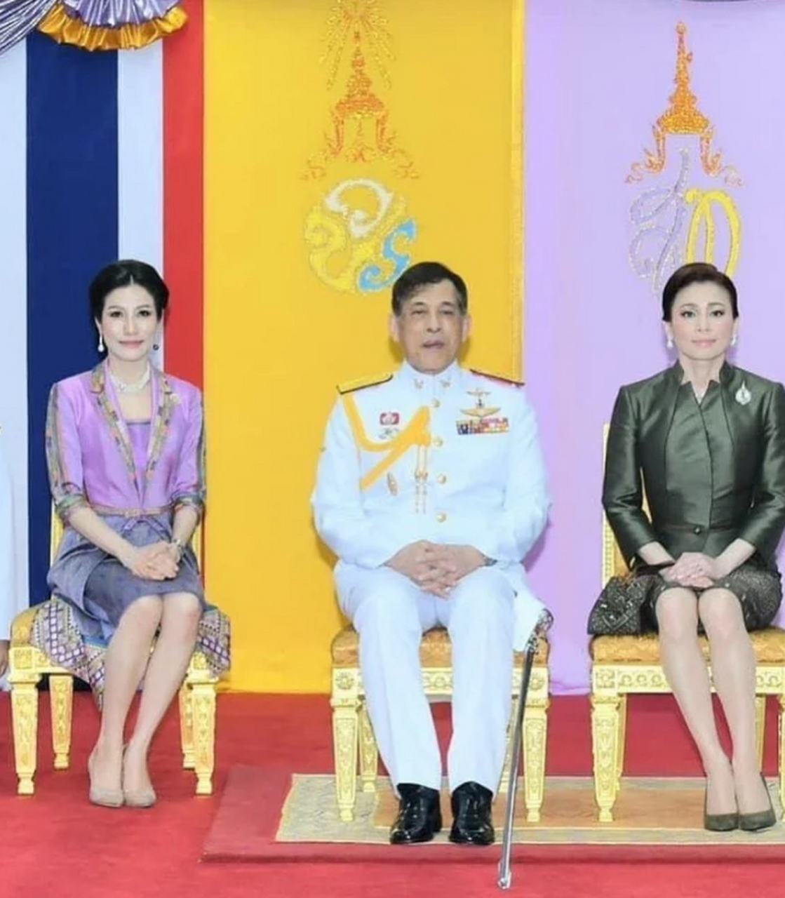 苏提达和诗妮娜同框斗艳,68岁泰王憔悴却得意,三人同行成常态 当地