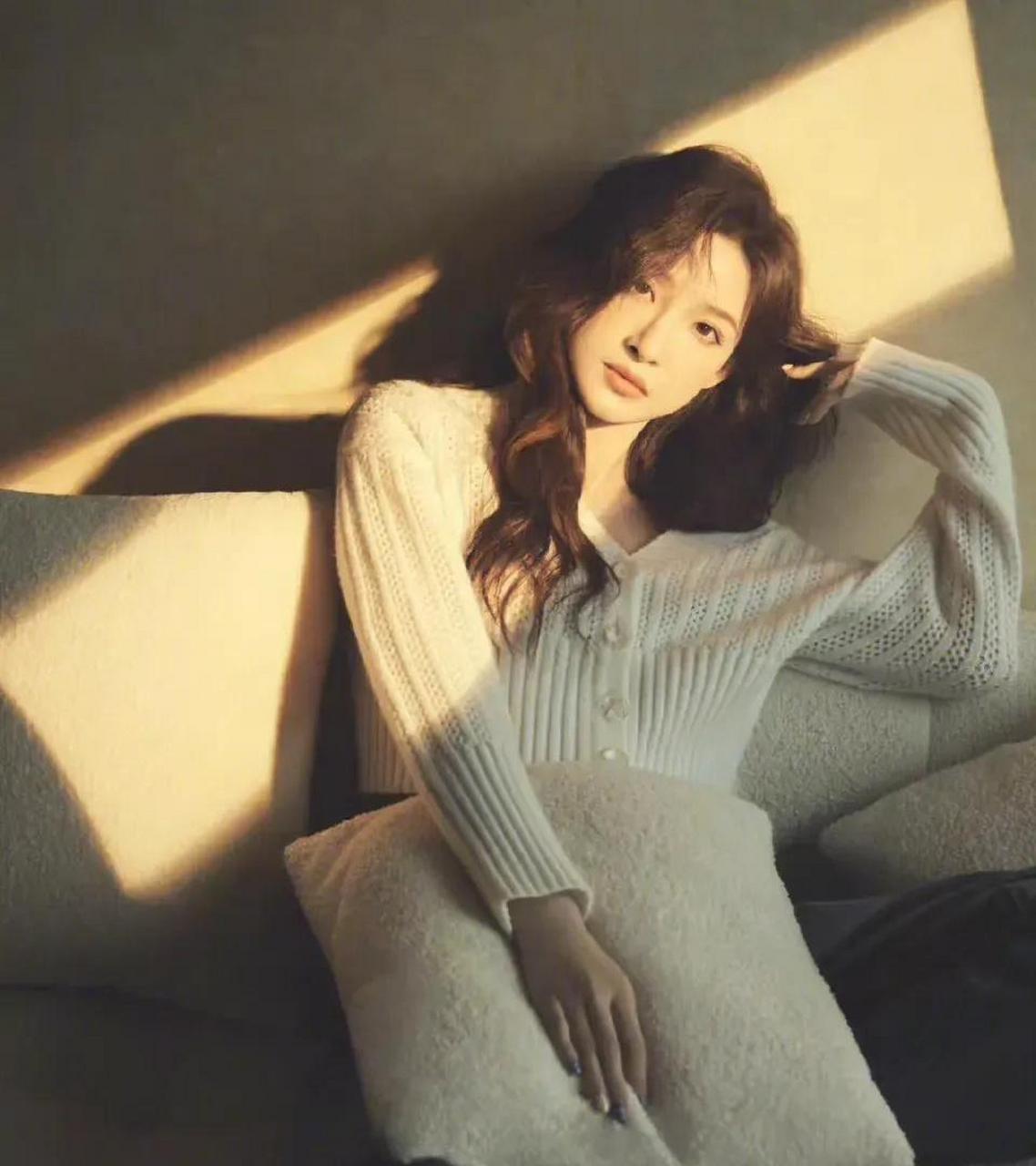 马凡舒私服照毛衣牛仔,性感温柔 #百家号星火计划