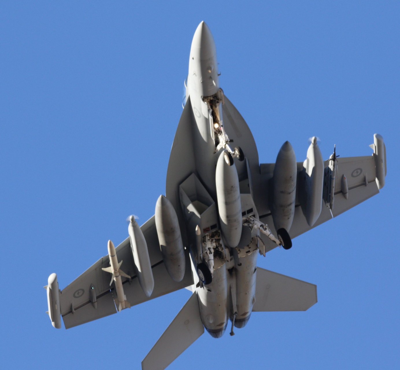 来势汹汹的harm99  agm-88高速反辐射导弹(agm-88 high-speed anti