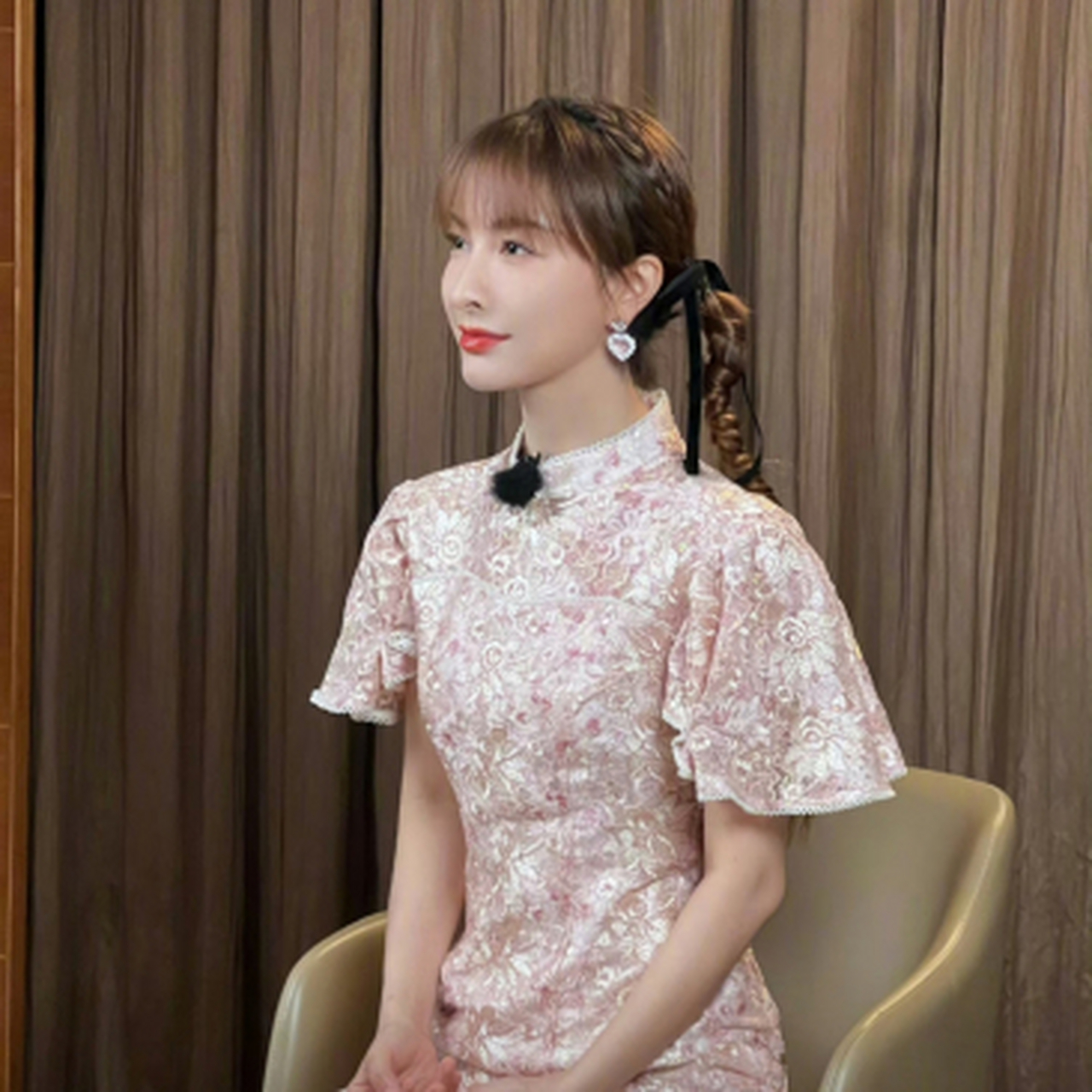 吴昕,一个备受关注的女性,一直以来都以她的淑女气质和温和的性格赢得