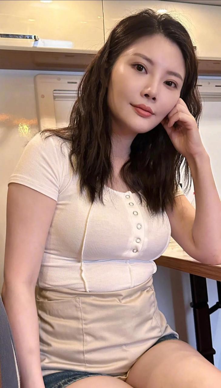 女星徐冬冬大方展示自己的小肚子,坦言不觉得这是自己的羞辱.