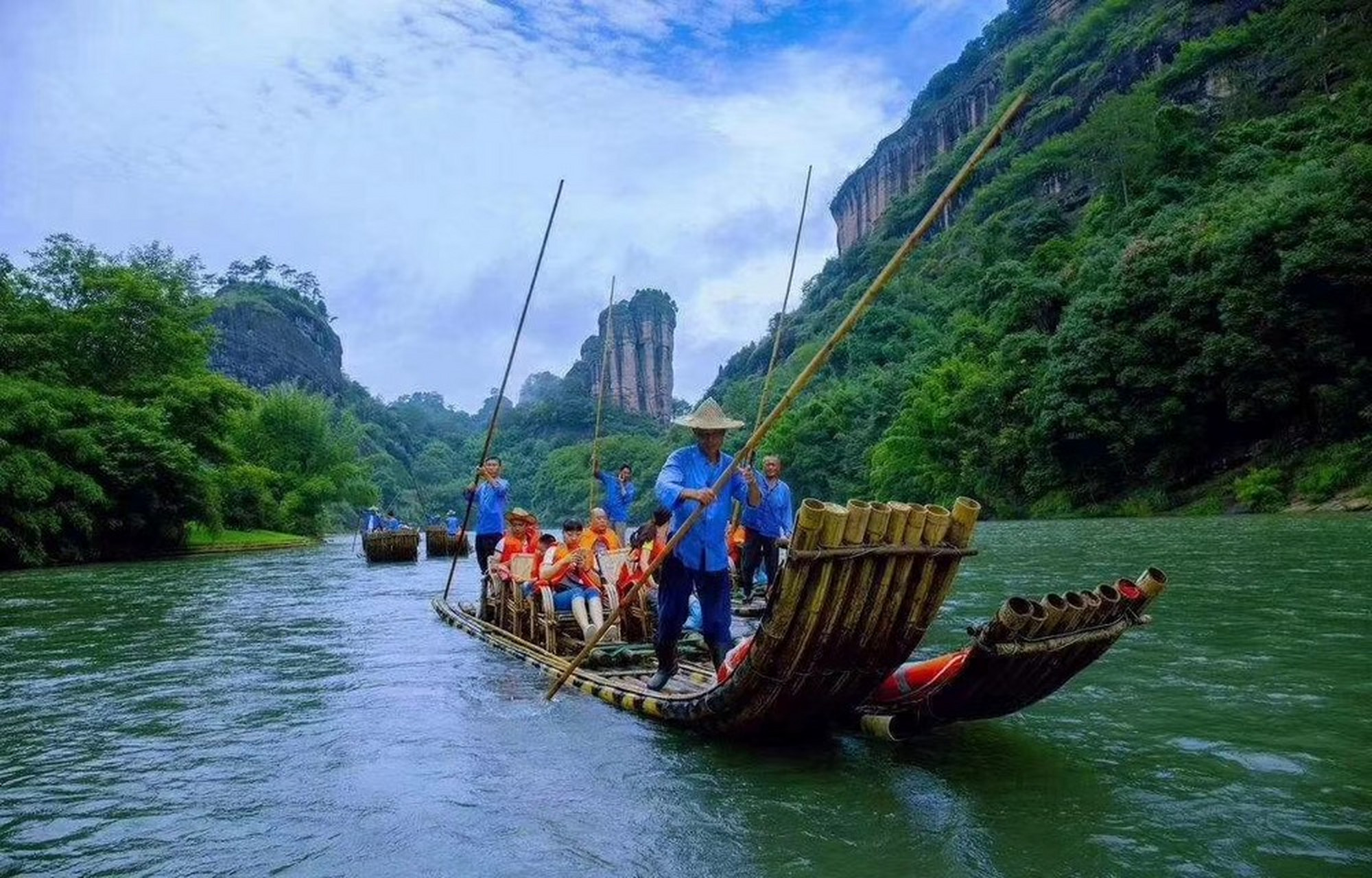 九曲溪竹筏漂流是武夷山的精华所在,因水绕山行折成九曲而得名.