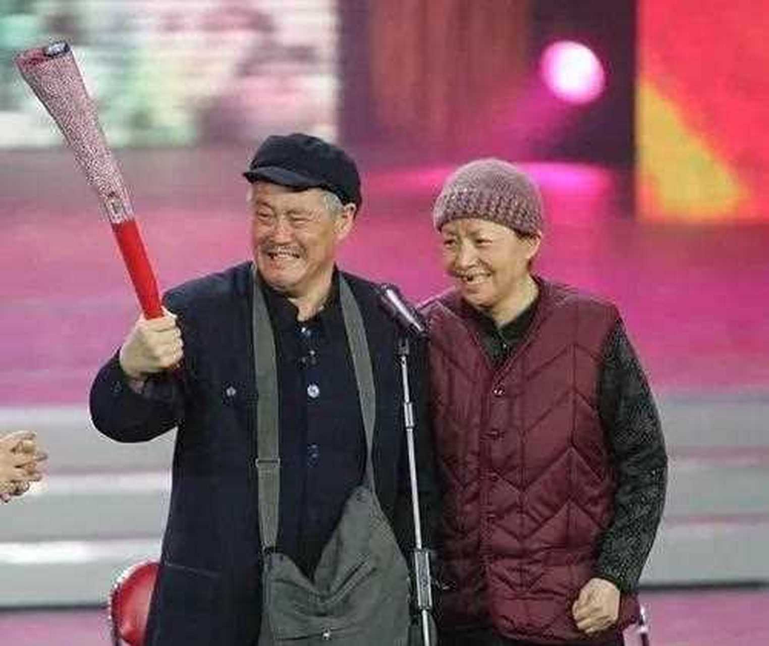 这部小品创新地采取"访谈"的形式,主持人和"白云黑土"组合的一问一