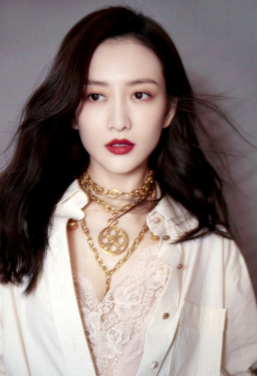 肤白貌美,高贵优雅的#王鸥# 眉清目秀,烈焰红唇,清纯性感,美艳动人