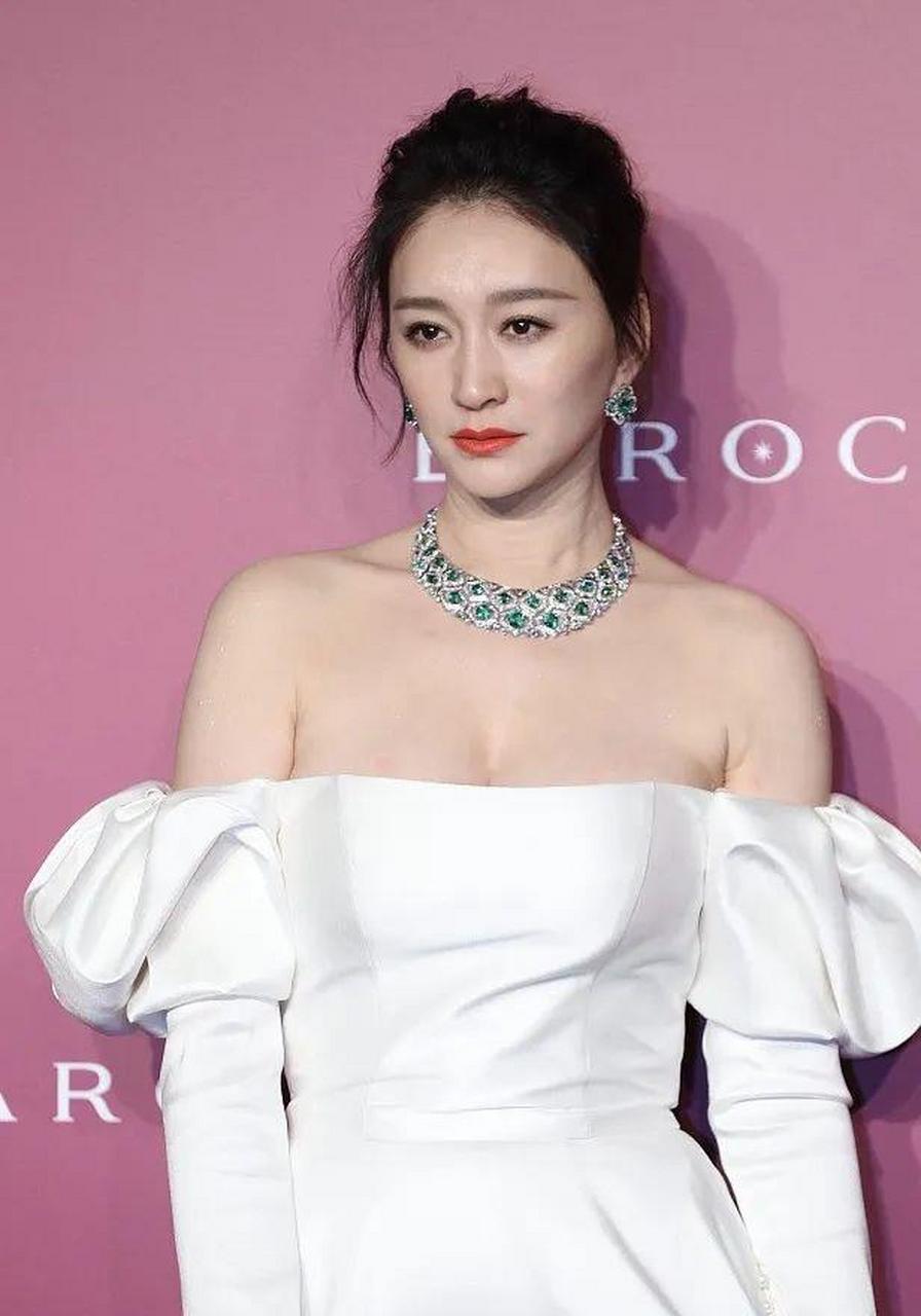 李小冉身材有多丰满?大号抹胸裙差点被"撑爆",46岁仍性感撩人.