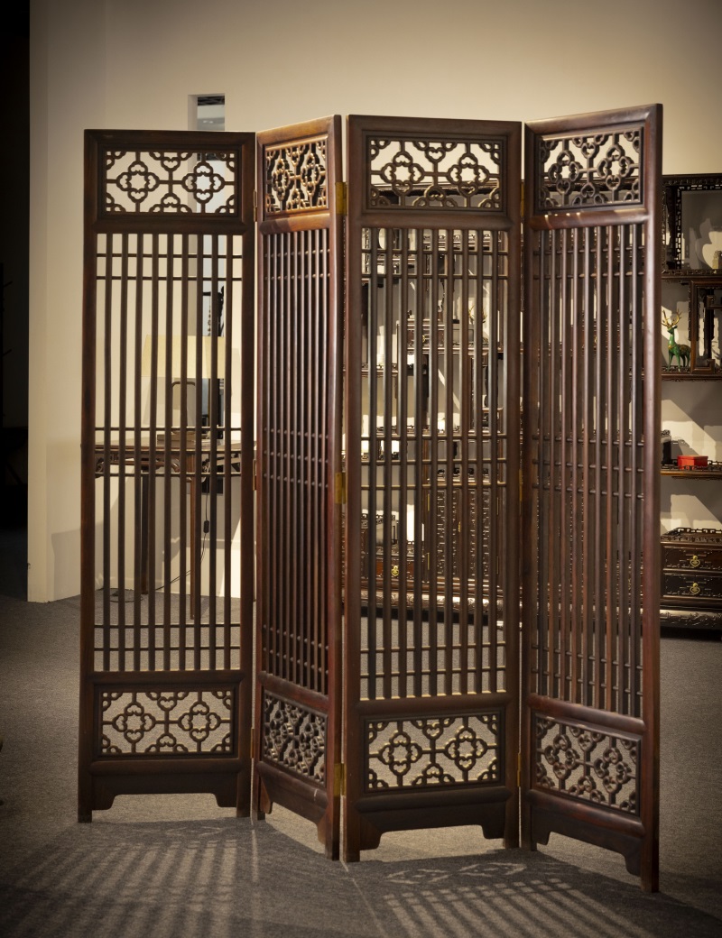 此屏风为四件式,四扇拼合,结构完整