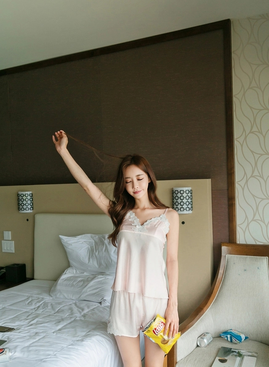 韩国女神孙允珠童真乖甜小野花锁边撩人睡衣