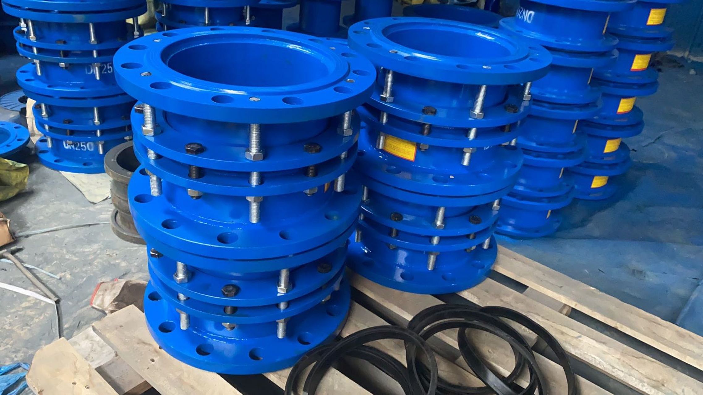 钢制伸缩器的防腐要求 钢制伸缩器可用作排水管系统中的管接头.