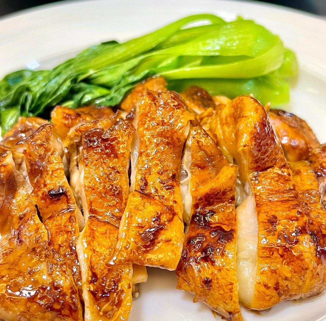 热锅冷油,下鸡扒煎至两面金黄 2.