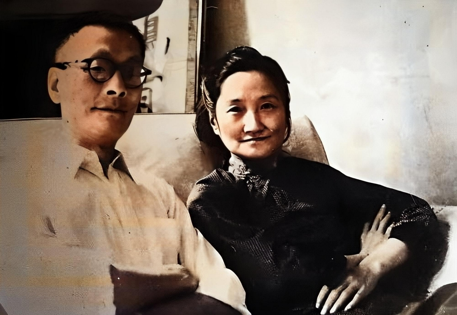 陆小曼抱着她的教女何灵琰,而小女孩则是翁瑞午笔下的女儿翁香光!