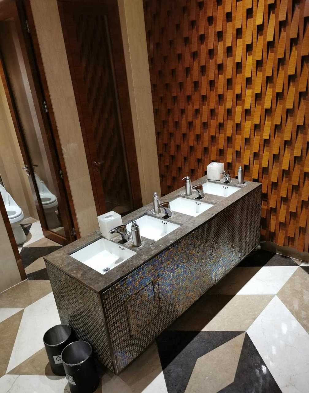 五星级威斯丁酒店将洗手台设计在中间位置,取消了传统的洗手台上方为