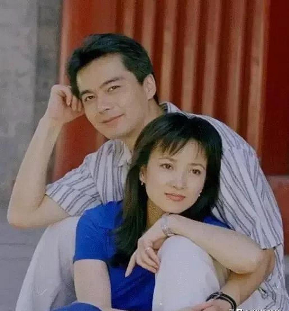 何晴是许亚军的第三任妻子,因戏生情,两人于2003年离婚后,儿子一直